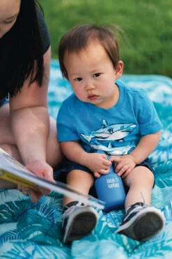 Klean Kanteen Edelstahl Trinkflasche Kid Classic 355ml Sippy Cap - Pool Party (matt Blau) -Schulrucksack 44134